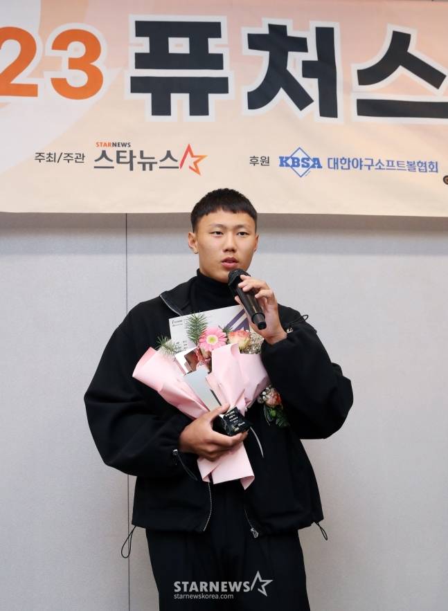 배찬승이 2023년 서울 종로구 광화문 빌딩에서 진행된 글로벌 스포츠·연예 콘텐츠 미디어 스타뉴스 주최 '2023 퓨처스 스타대상'에서 야구 스타상을 수상한 뒤 소감을 말하고 있다. /사진=김창현 기자