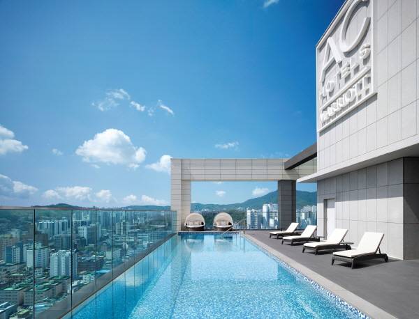 AC 호텔 바이 메리어트 서울 금정이 6월 말 호텔 최상층에 인피니티풀을 열었다 / AC 호텔 바이 메리어트 서울 금정