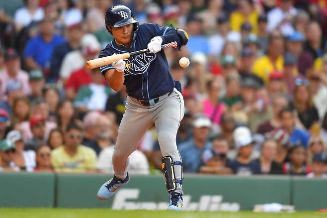 탬파베이 레이스 김하성이 14일(한국시간) 미국 매사추세츠주 보스턴 펜웨이파크에서 열린 2025 미국 메이저리그(MLB) 보스턴 레드삭스와 원정경기에 8번타자 겸 유격수로 선발 출전해 3타수 무안타 1삼진으로 침묵했다. 7회초 세 번째 타석에서 파울 타구에 맞고 고통을 호소한 그는 바로 다음 수비이닝 교체돼 자신의 임무를 마감했다. 연합뉴스