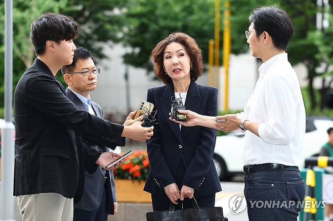 이진숙 교육부 장관 후보자 출근길 질의응답 (서울=연합뉴스) 서대연 기자 = 이진숙 사회부총리 겸 교육부 장관 후보자가 30일 오전 서울 여의도 한국교육시설안전원에 마련된 인사청문회 준비 사무실로 출근하며 취재진과 질의응답하고 있다. 2025.6.30 dwise@yna.co.kr