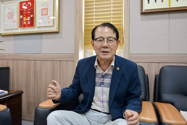 ▲ 대한노인회 의정부시지회 김형두 회장이 지회 사무실에서 인천일보와 인터뷰를 통해 장학사업 등을 설명하고 있다.