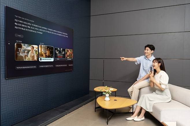 ▲ 삼성전자 모델이 자연어 처리 기반의 향상된 빅스비가 적용된 '클릭 투 서치(Click to Search)'를 통해 삼성 AI TV와 대화하듯이 다양한 정보를 얻고 있다. /사진제공=삼성전자