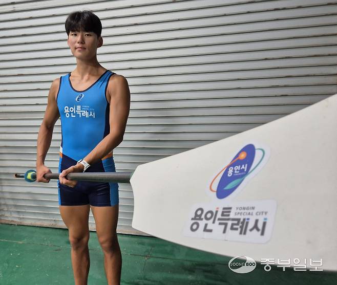 14일 용인조정경기장에서 이종희(용인시청)이 노를 들고 포즈를 취하고 있다. 이건우기자