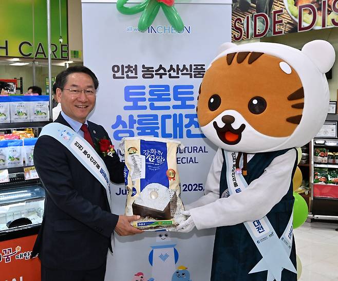 유정복 인천시장이 14일(현지시간) 캐나다 토론토 갤러리아 슈퍼마켓 욕밀점(Galleria Supermarket YorkMills)에서 열린 '인천 농수산식품 토론토 상륙대전'에서 판매중인 농수산물을 홍보하고 있다. <인천시 제공>