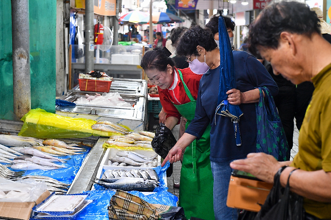 영주시민들이 재래시장에서 장을 보는 모습. /영주시 제공