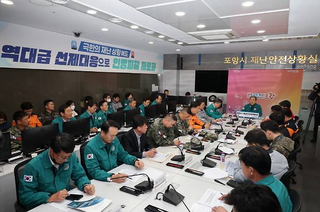 지난 4월 이강덕 포항시장 주재로 산불 대응 회의를 하고 있다. /포항시 제공