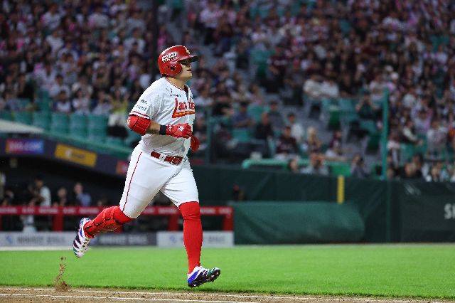 미국 메이저리그에서 활약한 야구 선수 추신수의 이름을 딴 ‘추신수 테마거리’가 부산 동구에 조성된다. 지난해 9월 30일 인천 SSG랜더스필드에서 열린 2024 프로야구 KBO리그 키움 히어로즈와 SSG 랜더스의 경기에서 추신수가 2루수 땅볼을 쳤다. 연합뉴스