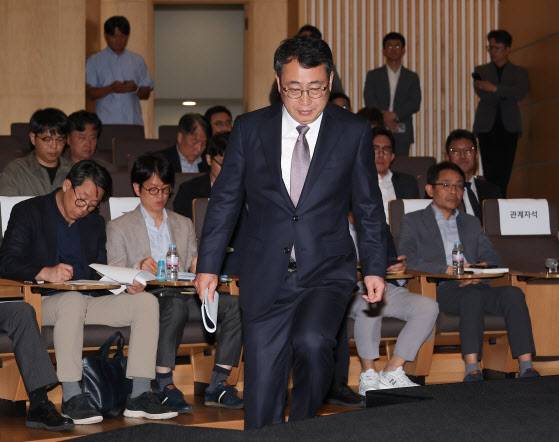 유영상 SK텔레콤 대표이사가 정부의 해킹 사태 관련 최종 조사 결과가 발표된 4일 서울 중구 SKT타워에서 열린 해킹 사태 관련 입장 및 향후 계획 발표 기자회견을 위해 단상에 오르고 있다.(사진=연합뉴스)