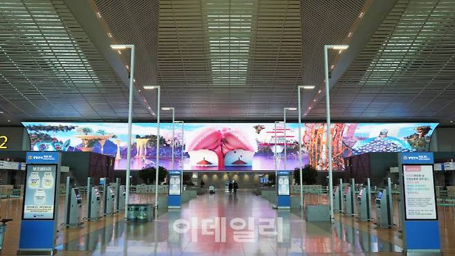 인천공항 전시 전경. 보비스투 스튜디오의 ‘필링코드’. (사진=예술경영지원센터)