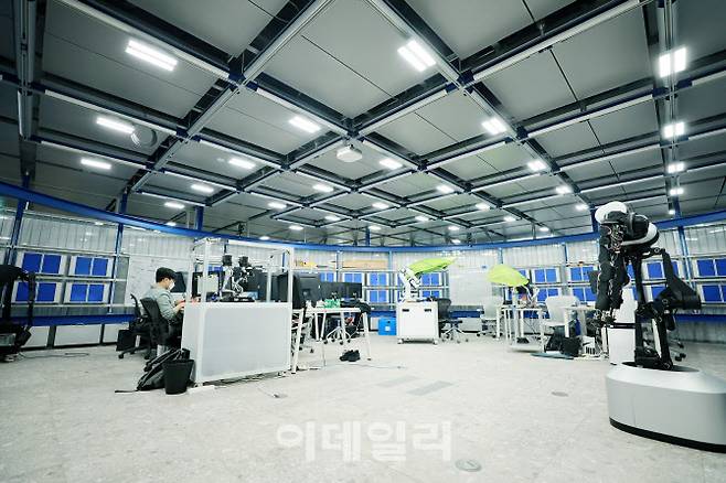 네이버의 연구개발 조직 네이버랩스에서 로봇 기술 연구를 하고 있다.(사진=네이버)