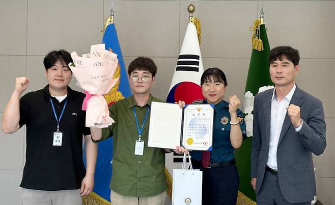 이진선(왼쪽에서 두 번째) 태안군 행정지원과 주무관이 ‘노쇼 사기’ 피해를 막은 공로로 지난 11일 태안경찰서에서 감사장을 받은 뒤 기념촬영하고 있다. (사진=태안군 제공)