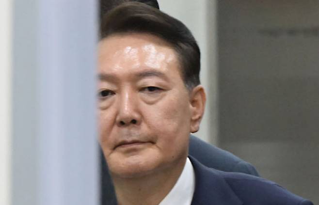 윤석열 전 대통령이 지난 9일 서울 서초구 서울중앙지법에서 열린 직권남용 등 혐의 영장실질심사(구속 전 피의자 심문)를 마친 뒤 대기 장소인 서울구치소로 이동하기 위해 법원을 나서고 있다. (사진=뉴시스)