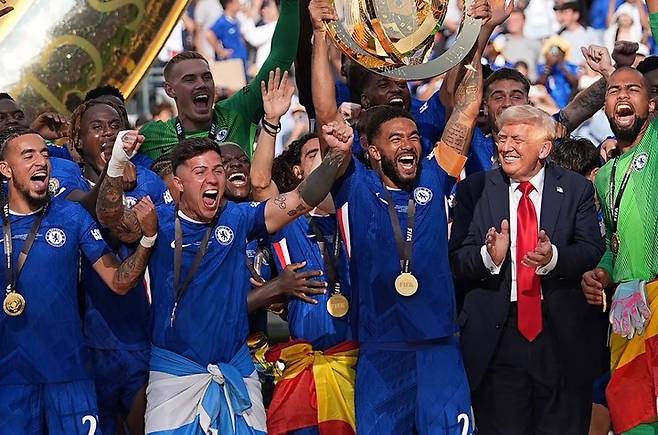 트럼프 대통령과 함께 트로피 세리머니를 하는 첼시 선수단