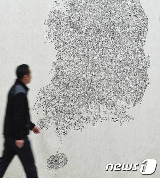 정부가 구글이 요청한 국내 정밀지도 반출 요청에 대해 ‘불허’ 결정을 내린 18일 오후 경기도 수원시 영통구 국토지리정보원 내 지도박물관에서 한 관계자가 분주히 움직이고 있다. 2016.11.18/뉴스1 ⓒ News1 이재명 기자