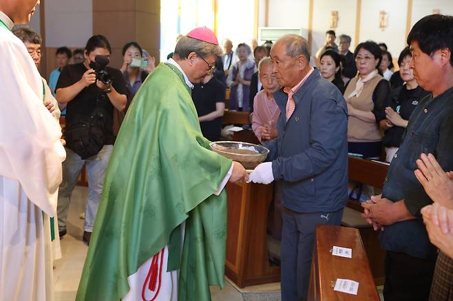 지난해 안동교구 가톨릭상지대학 두봉관에서 진행된 제29회 농민주일 행사에서 안동교구 가톨릭농민회 농민들이 수확한 생명 농산물을 봉헌하고 있다.