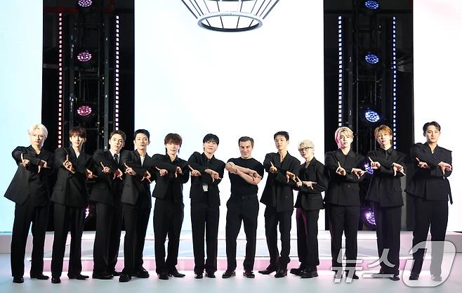 브라이언 체스키 에어비앤비 공동창업자 겸 CEO(왼쪽 일곱번째)와 그룹 세븐틴이 4일 오후 서울 용산구 한화손해보험 한남사옥에서 열린 에어비앤비 포토행사에 참석해 포즈를 취하고 있다. 2025.6.4/뉴스1 ⓒ News1 권현진 기자