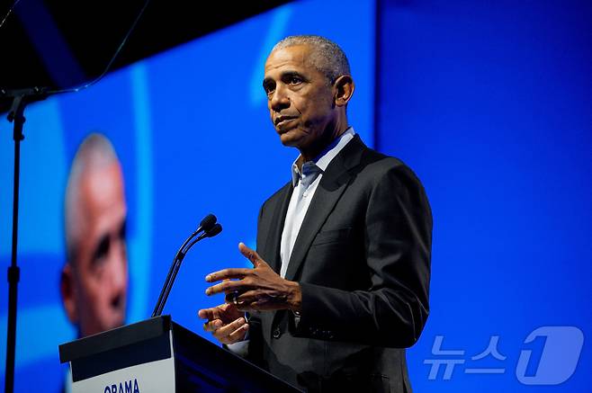 2024년 12월 5일 버락 오바마 전 미국 대통령이 미국 일리노이주 시카고에서 열린 오바마 재단 민주주의 포럼에서 연설하고 있다. 이 행사는 민주당이 미 대선에서 패배하고 한 달 뒤에 열렸다. 2024.12.05. ⓒ 로이터=뉴스1 ⓒ News1 윤다정 기자