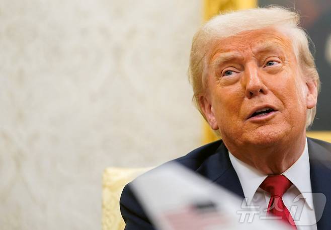 도널드 트럼프 미국 대통령 14일(현지시간) 워싱턴DC 백악관 오벌오피스에서 마르크 뤼테 북대서양조약기구(NATO, 나토) 사무총장과 만나 발언하고 있다. 트럼프는 이날 나토 유럽 국가가 우크라이나 지원을 위한 무기 구입 비용을 전액 부담할 것이라고 밝혔다. 2025.07.14 ⓒ 로이터=뉴스1 ⓒ News1 류정민 특파원