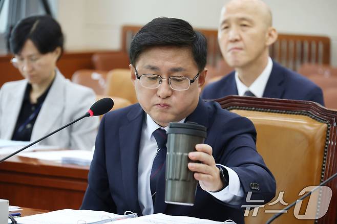 김성환 환경부 장관 후보자가 15일 오전 서울 여의도 국회 환경노동위원회 전체회의장에서 열린 인사청문회에 출석해 음료를 마시고 있다. 2025.7.15/뉴스1 ⓒ News1 이광호 기자