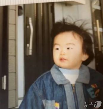 3세 때의 사진 - SCMP 갈무리