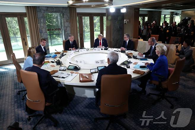 16일(현지시간) 캐나다 앨버타주 캐내내스키스에서 열린 주요 7개국(G7) 정상회의에서 정상들이 첫 번째 세션을 열고 있다. 회의에는 올해 G7 의장국인 캐나다의 마크 카니 총리를 비롯해 도널드 트럼프 미국 대통령, 키이어 스타머 영국 총리, 프리드리히 메르츠 독일 총리, 이시바 시게루 일본 총리, 조르자 멜로니 이탈리아 총리, 에마뉘엘 마크롱 프랑스 대통령 등 G7 정상과 안토니우스 코스타 유럽연합(EU) 정상회의 의장, 우르줄라 폰데어라이엔 EU 집행위 위원장 등이 참석했다. ⓒ 로이터=뉴스1 ⓒ News1 류정민 특파원