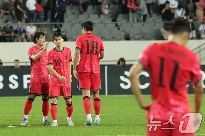 15일 오후 경기 용인시 처인구 용인미르스타디움에서 열린 2025 동아시아축구연맹(EAFF) E-1 챔피언십 남자부 대한민국과 일본의 경기에서 1대 0으로 패하며 우승을 놓친 대표팀 선수들이 아쉬워 하고 있다. 2025.7.15/뉴스1 ⓒ News1 김영운 기자