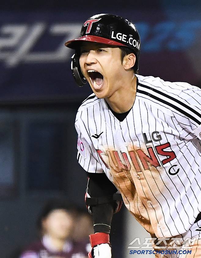 9일 서울 잠실구장에서 열린 키움-LG전. 7회말 1사 1루 박해민이 좌익수 앞 3루타를 날린 후 스톤이 공을 놓치자 홈까지 쇄도해 득점한 후 환호하고 있다. 잠실=정재근 기자 cjg@sportschosun.com/2025.7.9/