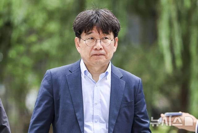 이상화 동해종합기술공사 부사장이 15일 오전 서울 종로구 KT 광화문빌딩 웨스트에 마련된 김건희 여사 연루 의혹이 제기된 주가조작 사건을 조사하는 민중기 특별검사팀 사무실로 출석하고 있다. /뉴시스