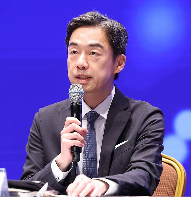 니시노 준야 일본 게이오대 교수가 13일 서울에서 개막한 세계정치학회(IPSA) 총회의 일환으로 통일과나눔,한국정치학회가 공동 주최한 콘퍼런스에서 발언하고 있다. 니시노 교수는 본지 인터뷰에서 “미국의 대일(對日) 관세 25%는 일본이 협상에 양보하지 않은 결과”라며 “한일 양국이 대미(對美) 관세 협상에 공동 대응하는 건 도널드 트럼프 미 대통령을 더욱 자극할 수 있다”고 했다. /박성원 기자