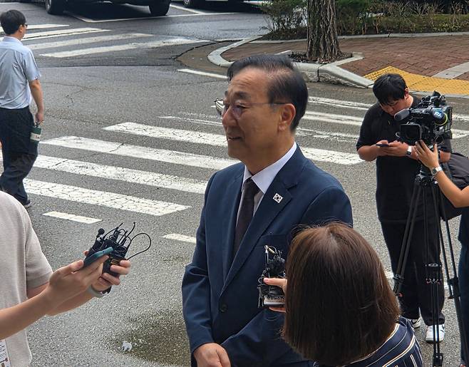 김윤덕 국토교통부 장관 후보자가 15일 정부과천청사에 마련된 인사청문회 준비 사무실로 첫 출근하며 취재진 질문에 답하고 있다. /방재혁 기자
