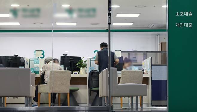 서울 한 시중은행의 대출창구. /뉴스1