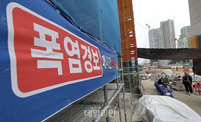 건설현장에서 근로자들이 무더위쉼터에서 휴식을 취하고 있다. ⓒ뉴시스