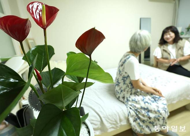 10일 오후 서울 양천구의 한 아파트에서 원예 치유 전문가가 어르신에게 반려식물 ‘안스리움’을 전달한 뒤 이야기를 나누고 있다. 서울시는 우울감과 외로움을 겪는 시민의 정서적 안정을 돕기 위해 ‘반려식물 보급 사업’을 운영 중이다. 변영욱 기자 cut@donga.com