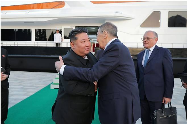 북한 김정은 노동당 총비서가 원산 갈마관광지구에서 세르게이 라브로프 러시아 외무장관과 만나는 모습. (평양 노동신문=뉴스1)