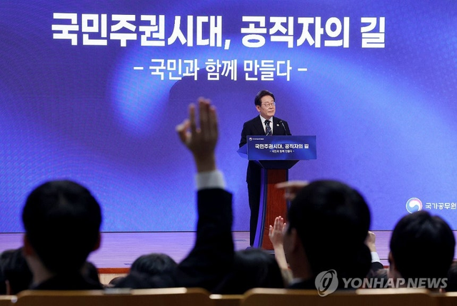 이재명 대통령이 14일 충북 진천 국가공무원인재개발원에서 70기 5급 신임관리자과정 교육생들에게 ‘국민주권시대, 공직자의 길’을 주제로 특강을 하며 질문을 받고 있다. 연합뉴스