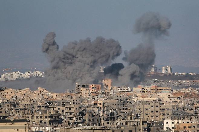 13일 이스라엘 공습 이후 팔레스타인 가자지구 가자시티 동부에서 연기가 피어오르고 있다. 사진=AFP 연합뉴스