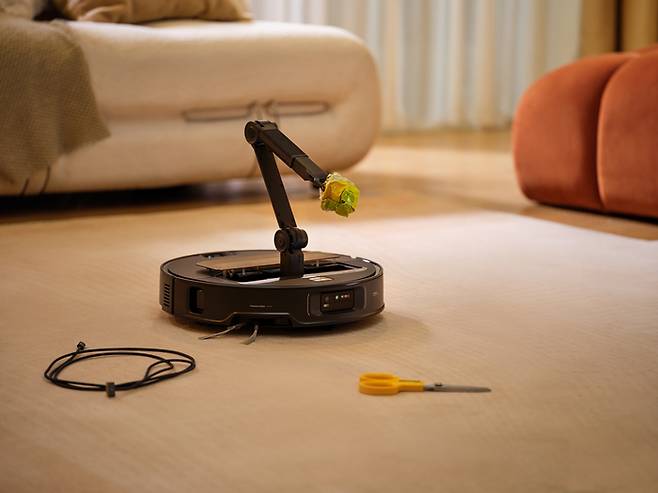 로봇팔을 탑재한 로보락 로봇청소기 '사로스 Z70'