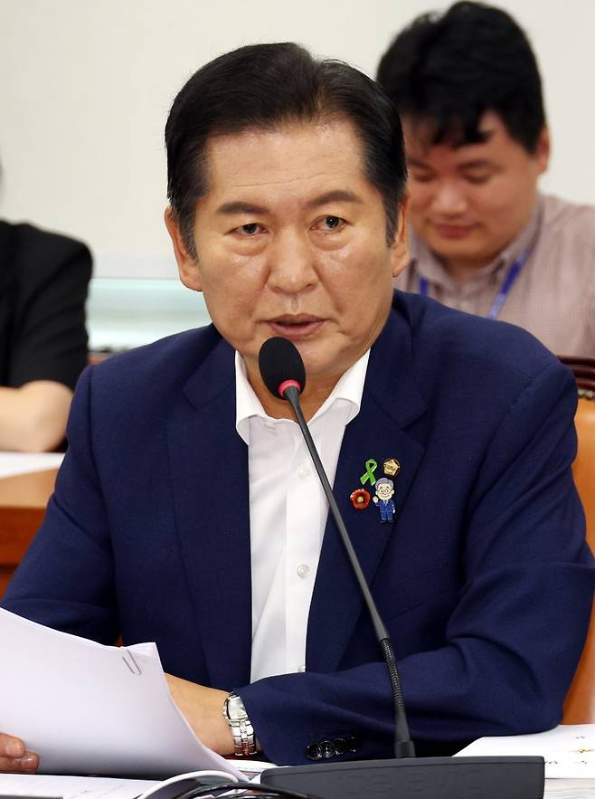 정청래 더불어민주당 의원이 15일 서울 여의도 국회 국방위원회에서 열린 안규백 국방부 장관후보자의 인사청문회에서 질의를 하고 있다. 뉴시스