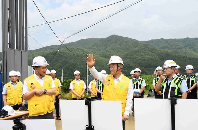 김동철 한전 사장(앞줄 오른쪽)이 변전소 공사 건설 현장을 둘러보고 있다. 한국전력 제공