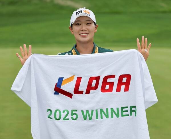 2025년 한국여자프로골프(KLPGA) 투어 하이원리조트 여자오픈 우승을 차지한 방신실 프로가 우승 기념 촬영하는 모습이다. 사진제공=KLPGA