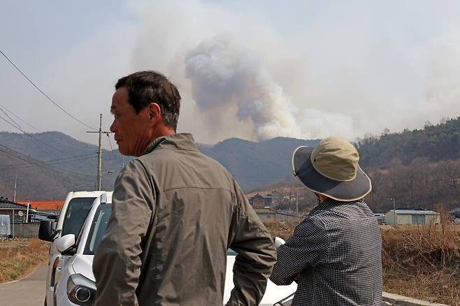 지난 24일 오전 경북 의성군 상화2리 주민들이 인근 야산에 피어오르는 연기를 바라보고 있다. 김영원 기자 forever@hani.co.kr