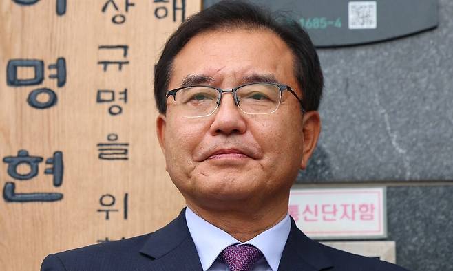이명현 순직해병 특별검사가 지난 2일 서울 서초구 서초한샘빌딩에 마련된 특검 사무실에서 진행된 현판식을 마친 후 현판 앞에 서 있다. 연합뉴스