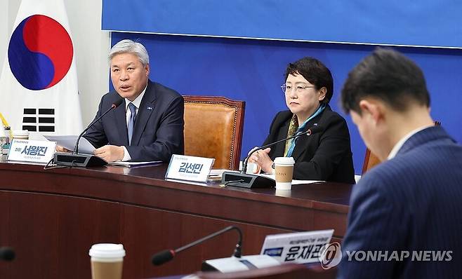 조국혁신당 서왕진 원내대표(왼쪽). 연합뉴스