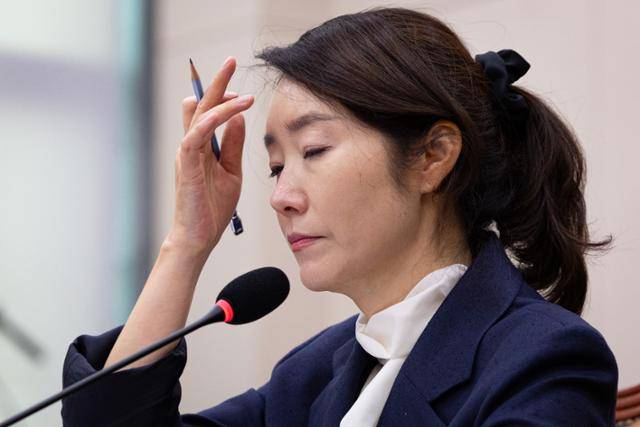 강선우 여성가족부 장관 후보자가 14일 서울 여의도 국회의사당에서 열린 인사청문회에 출석해 의원 질의를 듣는 도중, 눈을 감은 채 머리를 매만지고 있다. 뉴스1