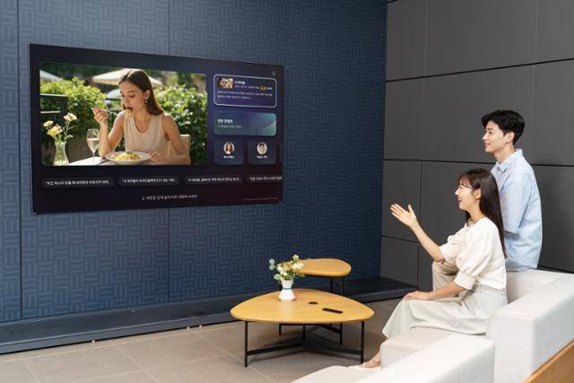 삼성전자는 2025년형 인공지능(AI) TV에 자연어 처리 기반의 AI 음성비서 '빅스비'를 적용했다. 시청자는 대화하듯 다양한 정보를 손쉽게 얻을 수 있다. 삼성전자 제공