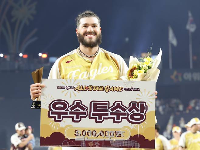 2025 신한 SOL뱅크 KBO 올스타전이 12일 오후 대전 한화생명볼파크에서 열렸다. 나눔팀이 8-6 승리 했다. 경기종료후 시상식에서 나눔팀 폰세가 우수투수상을 받고 있다 대전=정시종 기자 capa@edaily.co.kr