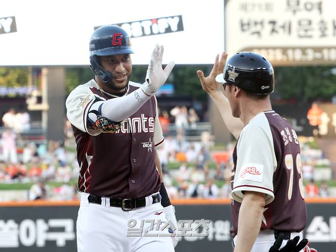 2025 신한 SOL뱅크 KBO 올스타전이 12일 오후 대전 한화생명볼파크에서 열렸다. 드림팀 레이예스가 3회 1타점 적시타를 날리고 기뻐하고 있다. 대전=정시종 기자 capa@edaily.co.kr
