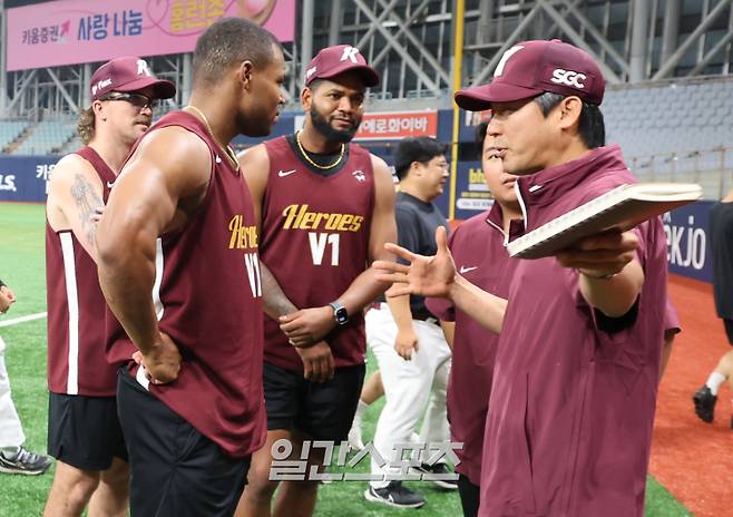 14일 홍원기 감독과 고형욱 단장, 김창현 수석코치를 한꺼번에 해임한 키움 히어로즈가 설종진 감독대행 지휘로 15일 오후 고척 스카이돔에서 훈련했다. 훈련전 설종진 감독대행이 외국인 선수들과 얘기하고 있다. 고척=정시종 기자 /2025.07.15.