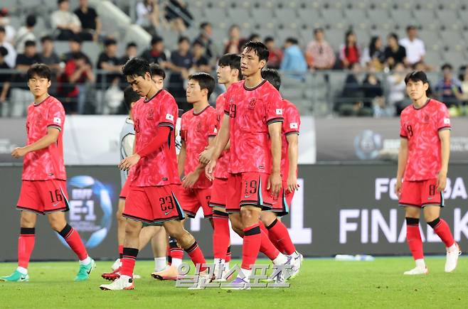2025 동아시아축구연맹(EAFF) E-1 챔피언십(동아시안컵) 대한민국과 일본의 경기가 15일 오후 경기도 용인 미르스타디움에서 열렸다. 0대 1로 패한 대표팀 선수들이 아쉬워하고 있다. 용인=김민규 기자 mgkim1@edaily.co.kr /2025.07.15/