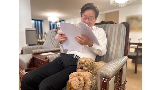 이재명 대통령 곁에 앉은 반려견 '바비' (사진, 이 대통령 SNS)